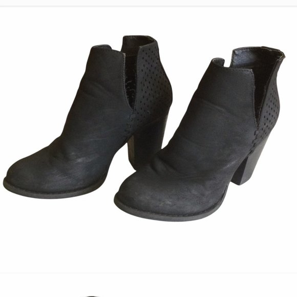 π$5 or free with bundleπ Steve Madden Black Heeled Booties Size 36 - Picture 1 of 10